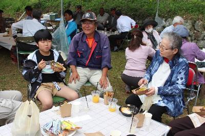 焼き芋ブリュレやソフトクリームを食べる参加者の様子