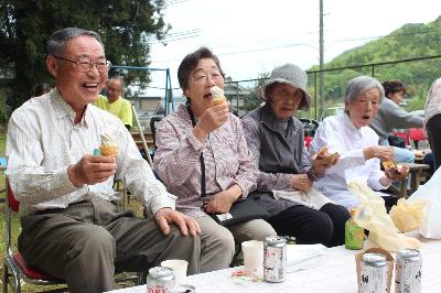 焼き芋ブリュレやソフトクリームを食べる参加者の様子