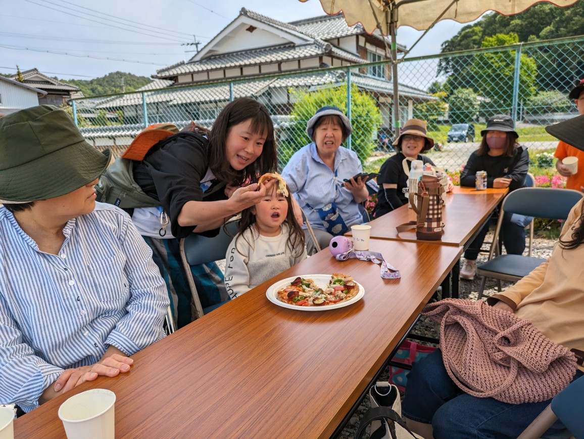 「アントニオ」で焼いたピザを食べる参加者