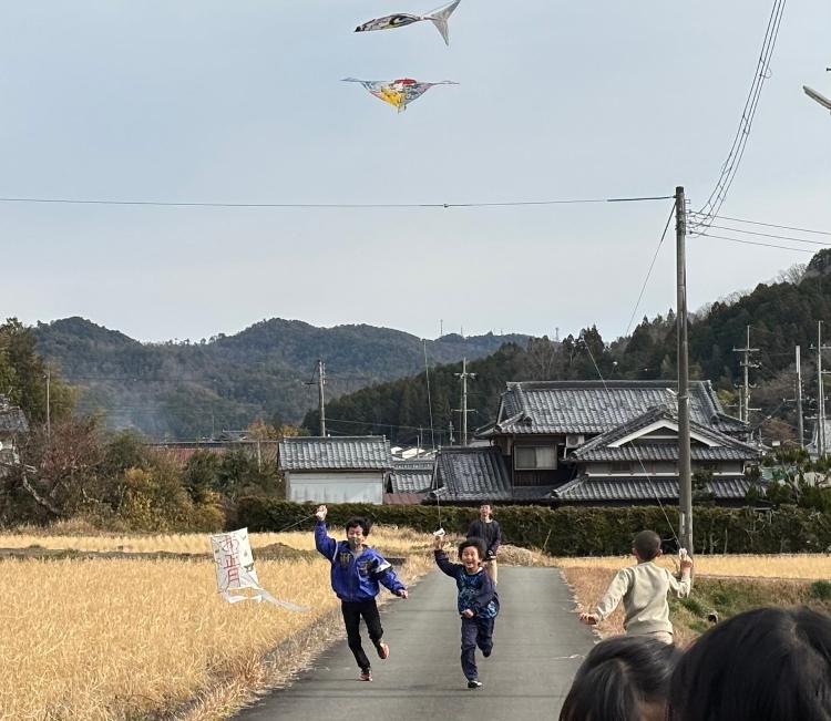 たこあげをする子どもたち