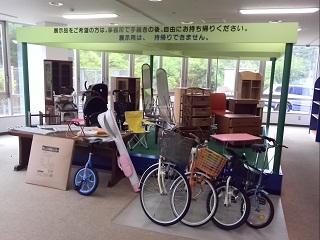 箪笥、テーブル、自転車、一輪車、ゴルフバックなど廃棄物の写真