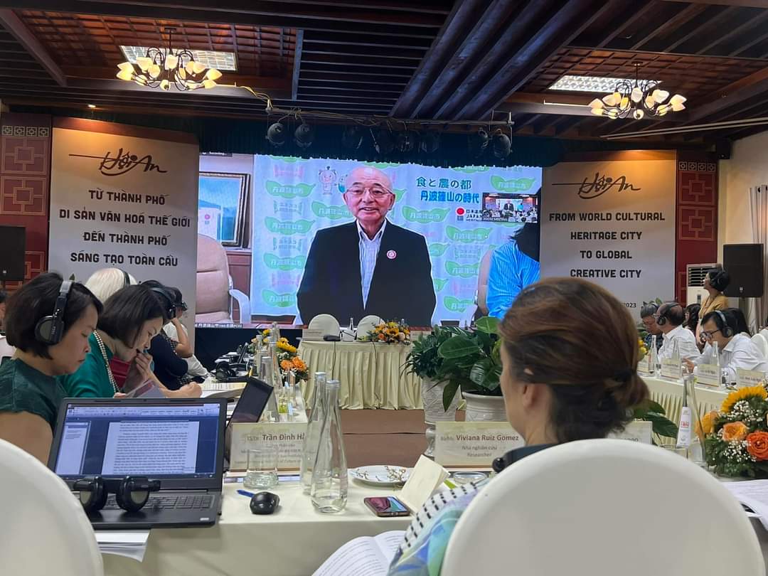 ホイアン市の会場に写し出された市長のアップ