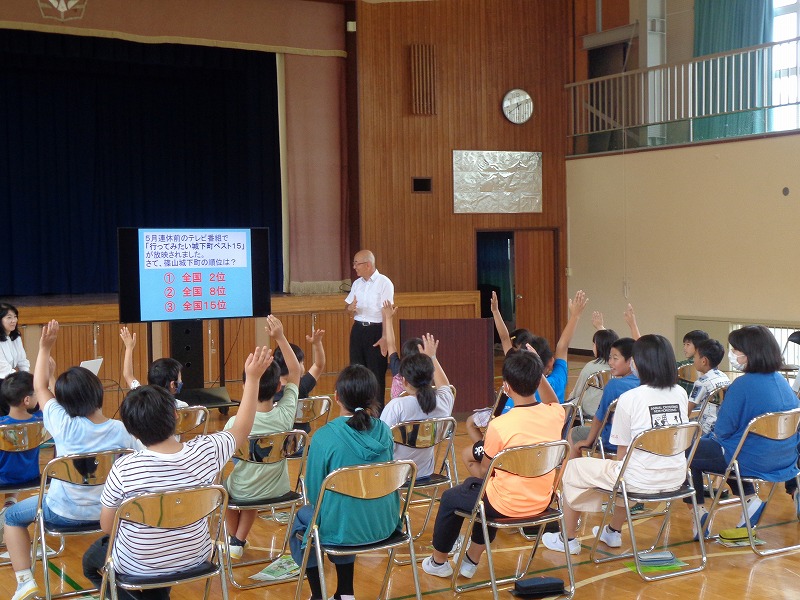 市長の学校訪問 子どもたちが手をあげている