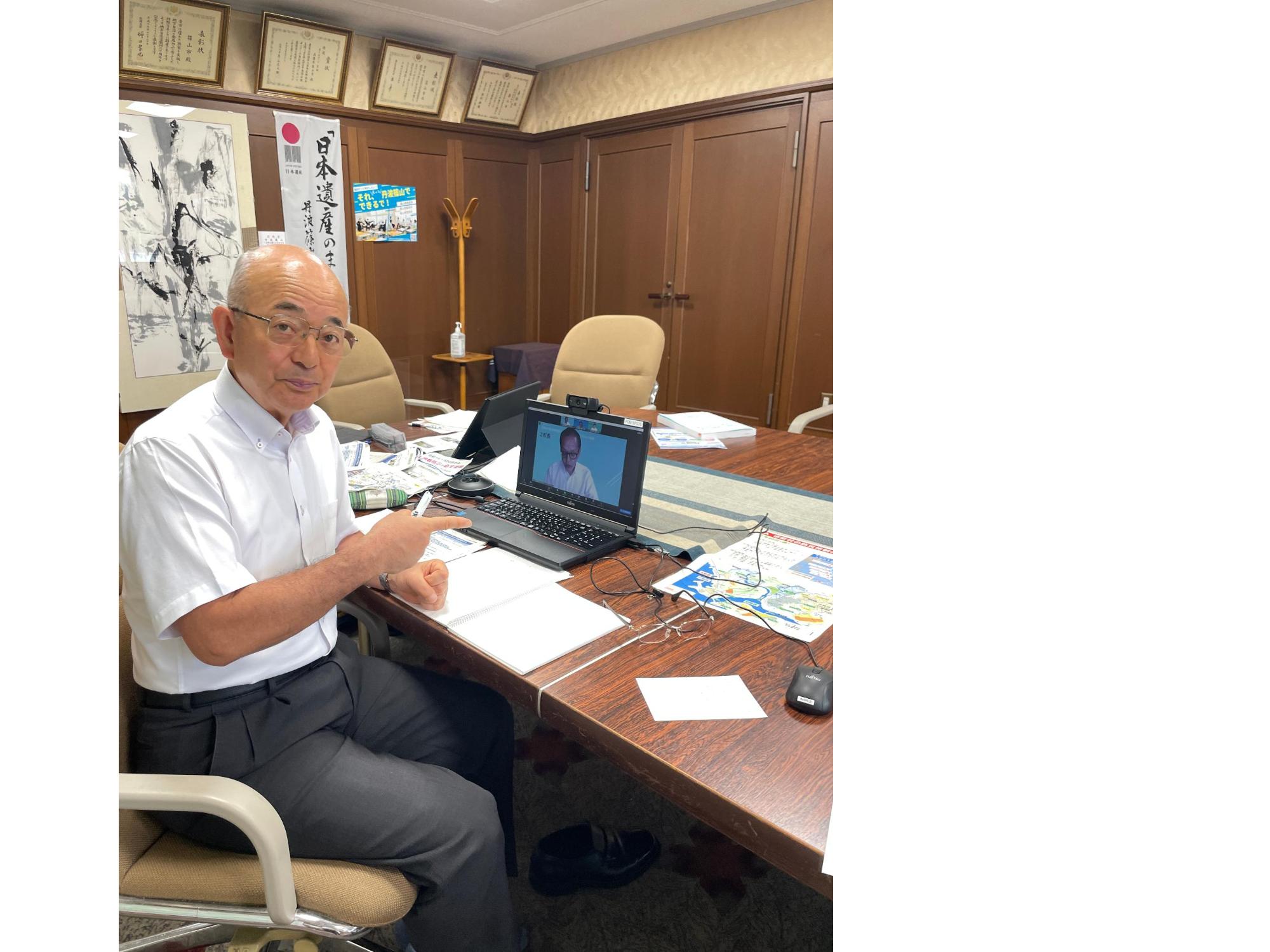 オンライン研修を受ける市長