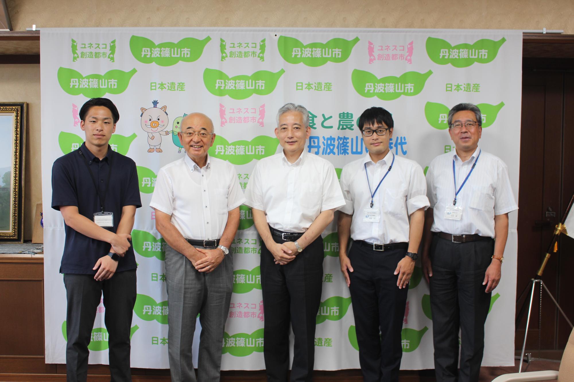 神戸市気象台の方々と市長、職員