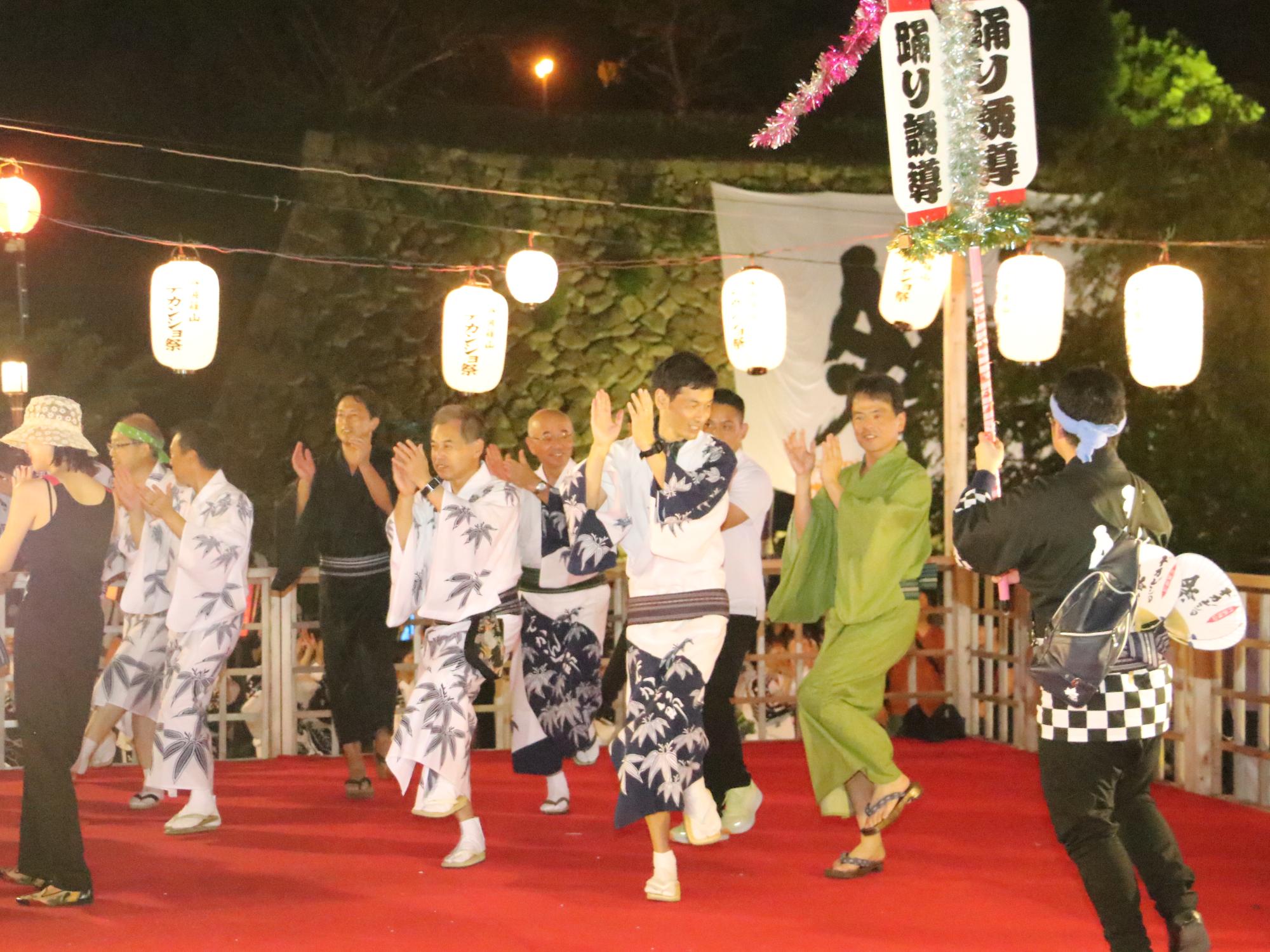 デカンショを踊る市長や来賓の皆さん