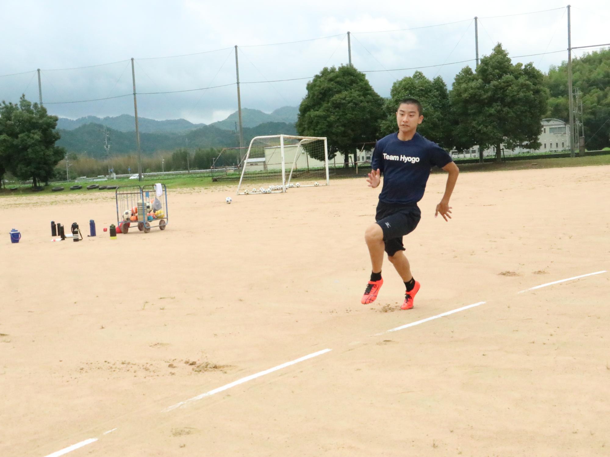 石川さんがグラウンドで練習している様子