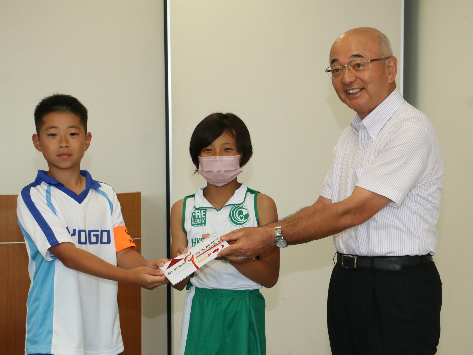 市長がPR奨励金を渡している様子