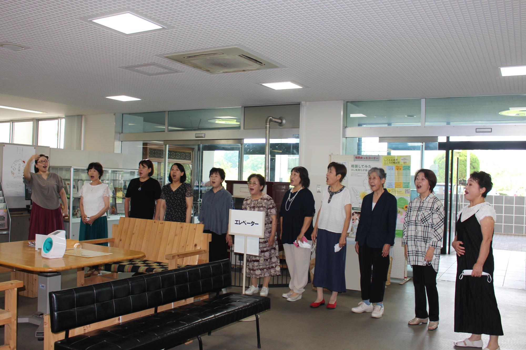 市役所庁舎内で歌唱されるコーラス・レヴールの皆さん