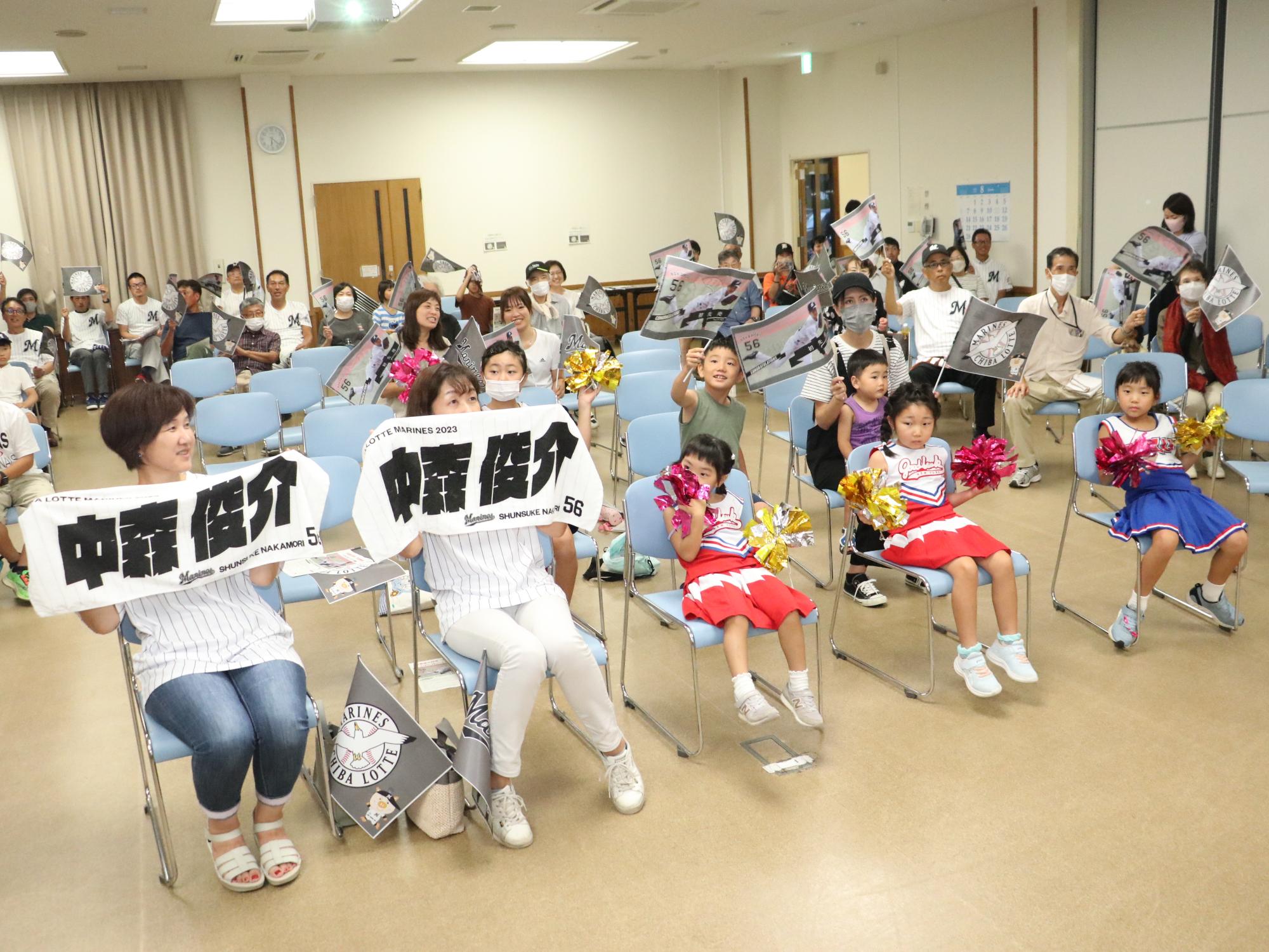 中森選手のタオルを持ったり、千葉ロッテマリーンズのユニフォームを着て応援する市民の皆さん