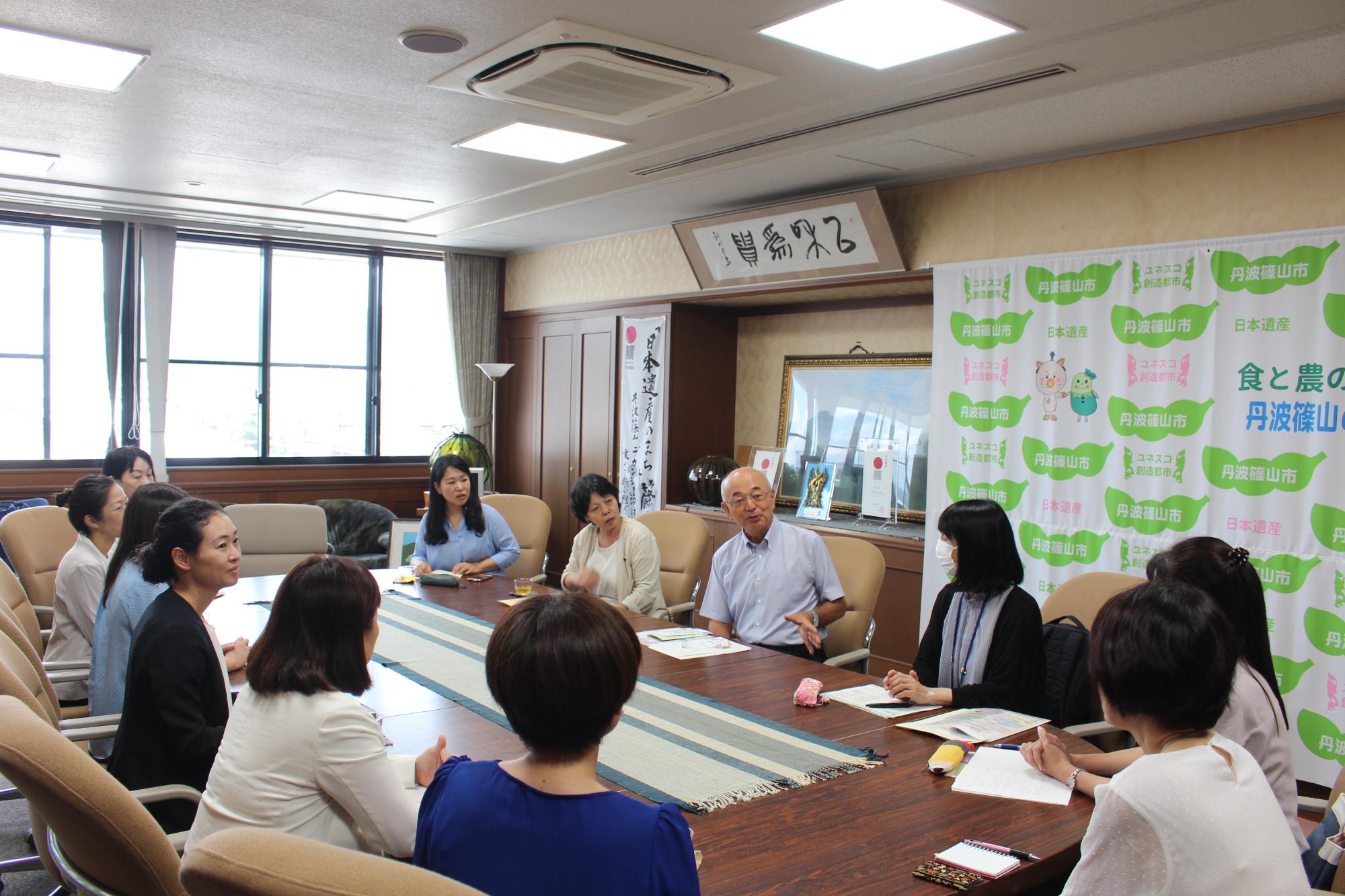 お産といのちを考える会の皆さんと市長の懇談