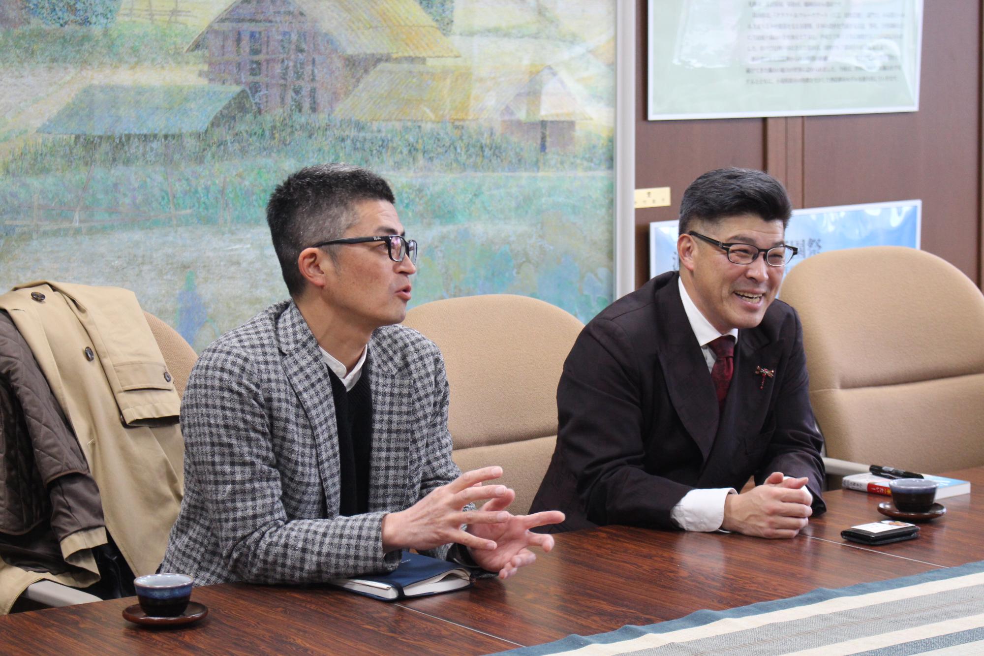 市役所にて市長とお話をする黒瀬さんと山本さん