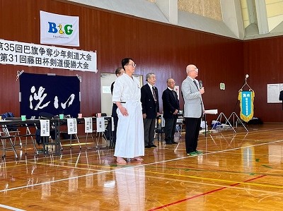 前で話す市長と剣道着を着た教育長
