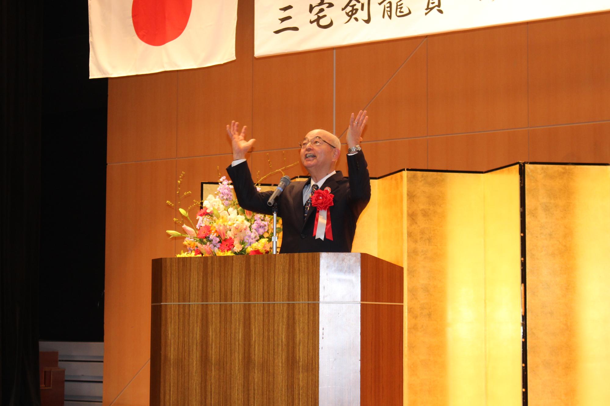 お祝いの言葉を送る市長