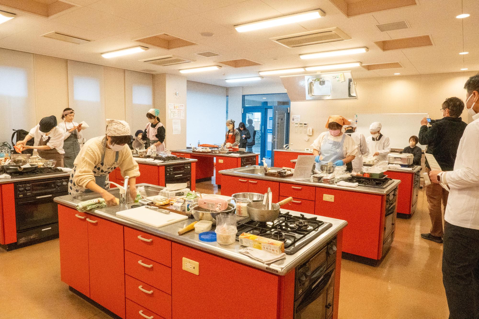 参加者が調理している様子