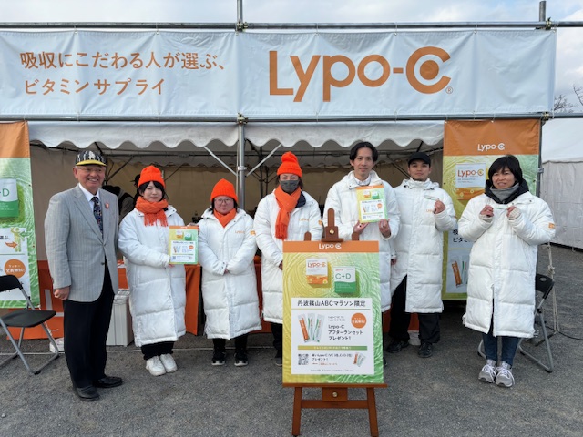 リポCテントの前でリポCの皆さんと市長