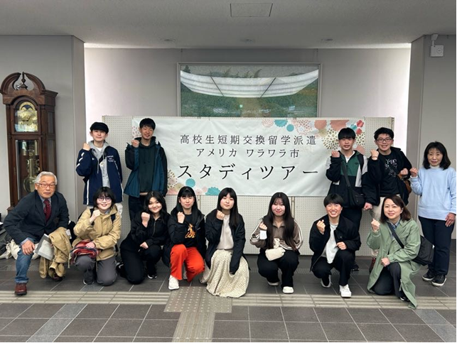 ワラワラ市スタディツアーに参加する皆さんの集合写真。