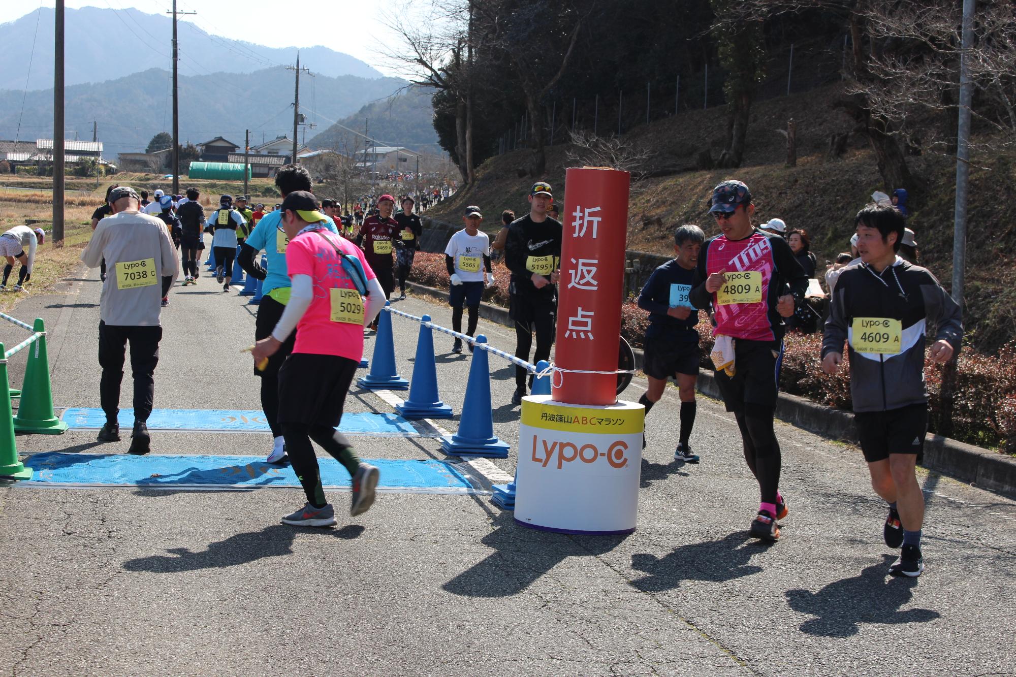 折り返し地点を走るランナーたち