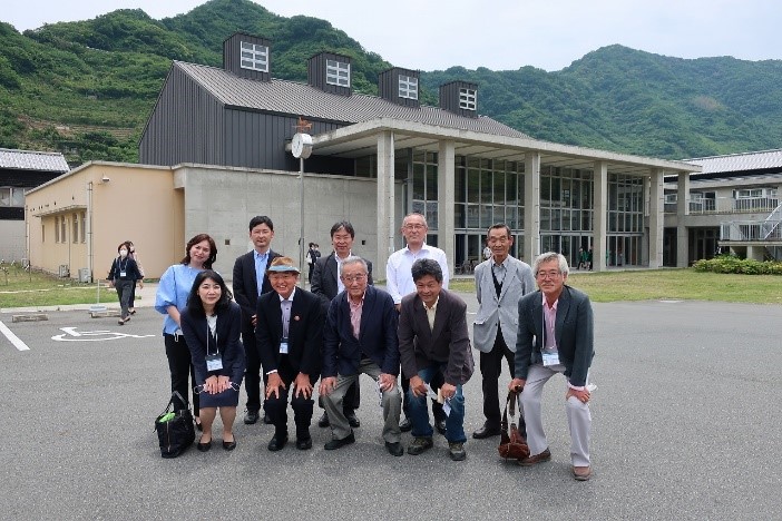 会場の前で2列に並んで記念撮影している