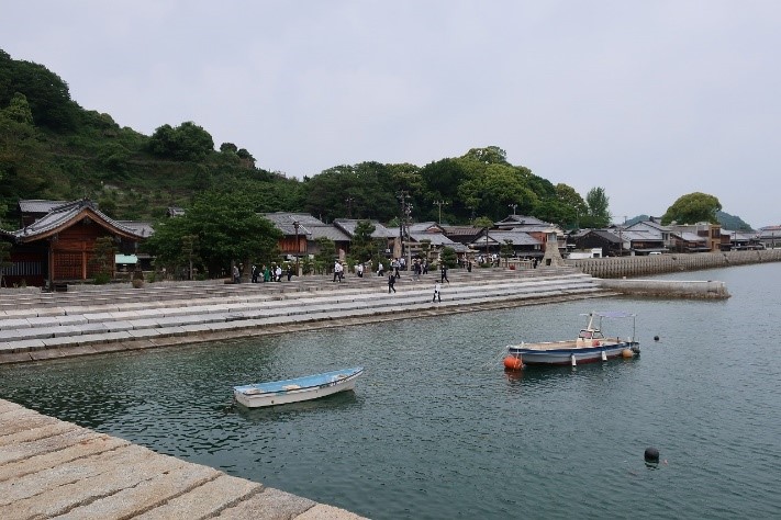 海辺にボートが浮かんでいる