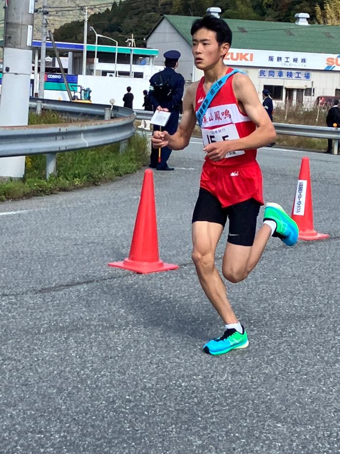 駅伝で5区のランナーが走っている