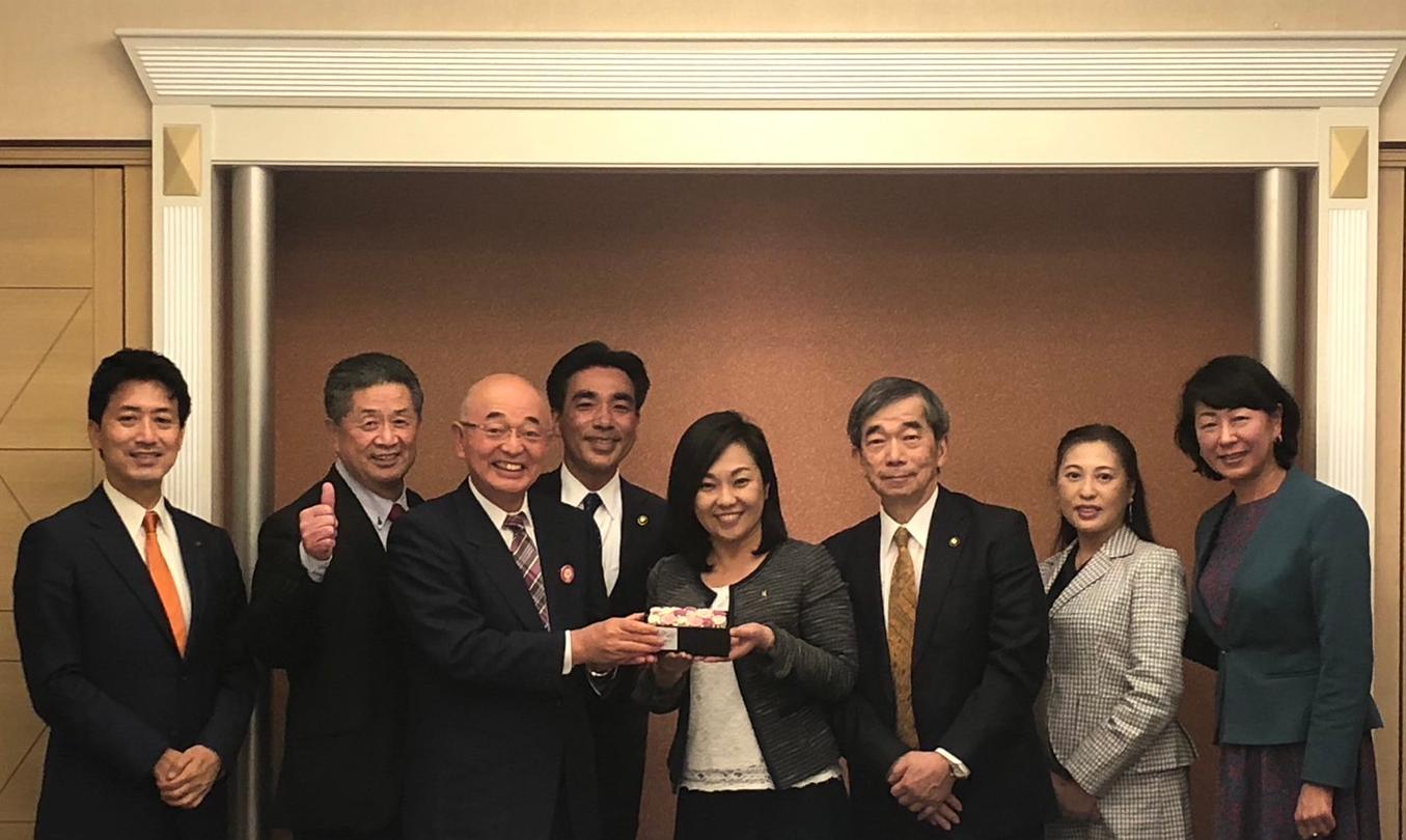 酒井市長が、尼崎市稲村市長にケーキを渡されていて、周りを他自治体の市町長が並ばれている