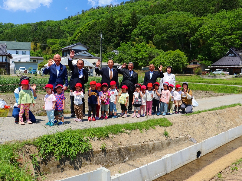 農都のまほろば水路で、こどもたち、市長、議会、関係者の皆さんで記念撮影