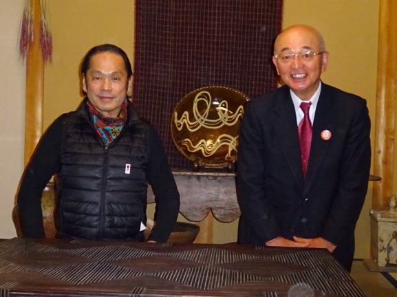 和室で正座された市長と大倉さん