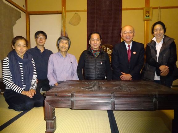 市長と日本遺産大使やご友人などとの記念撮影