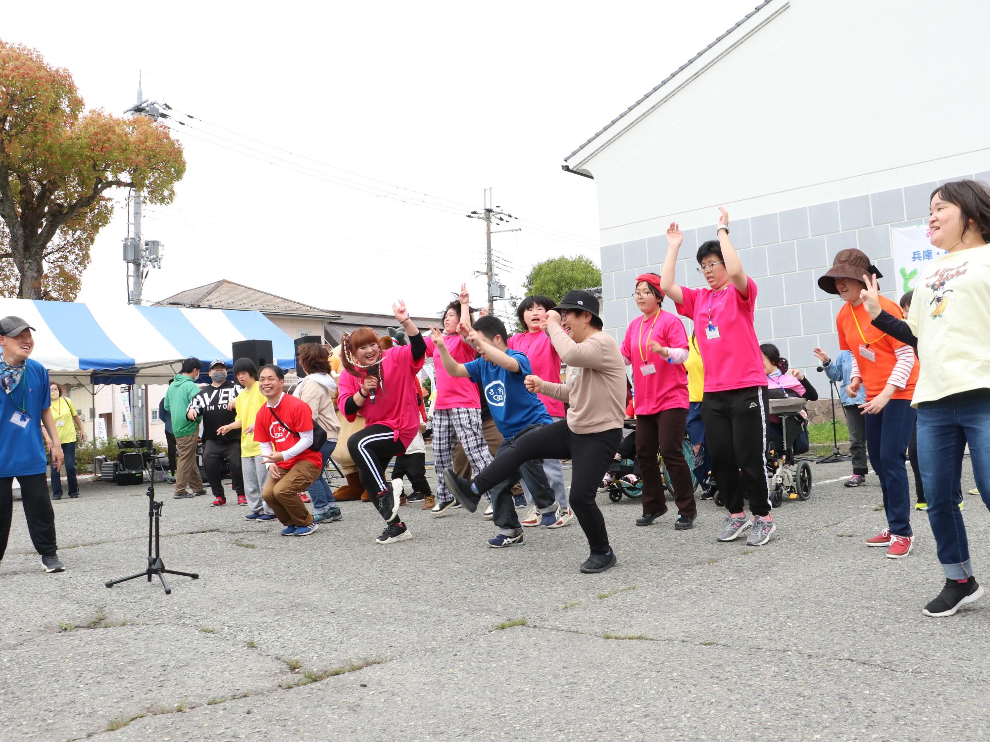 とっておきの音楽祭に参加されたグループがあつまって踊っている