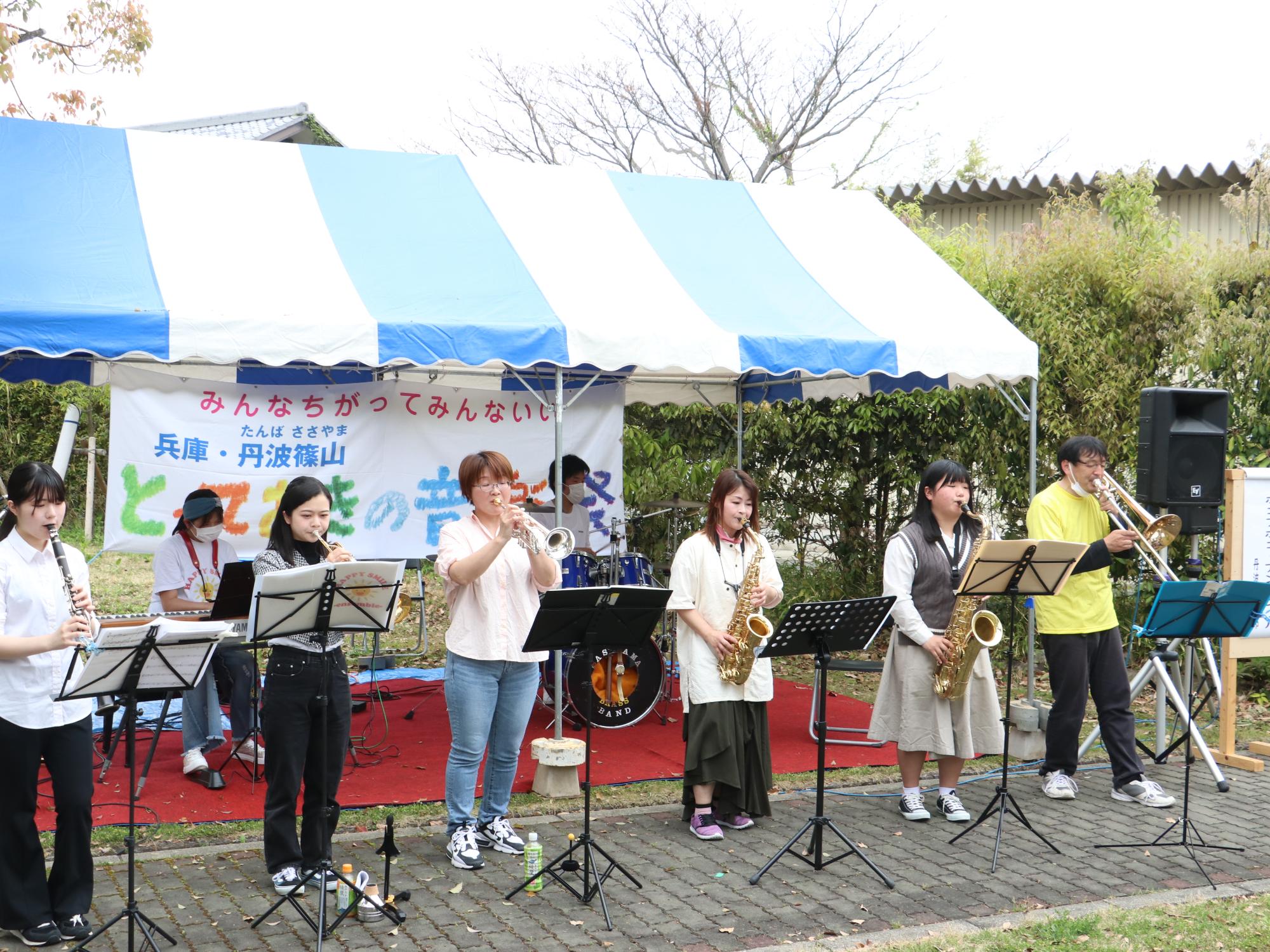 トランペット、クラリネット、アルトサックス、バリトンサックス、トロンボーンを吹いている