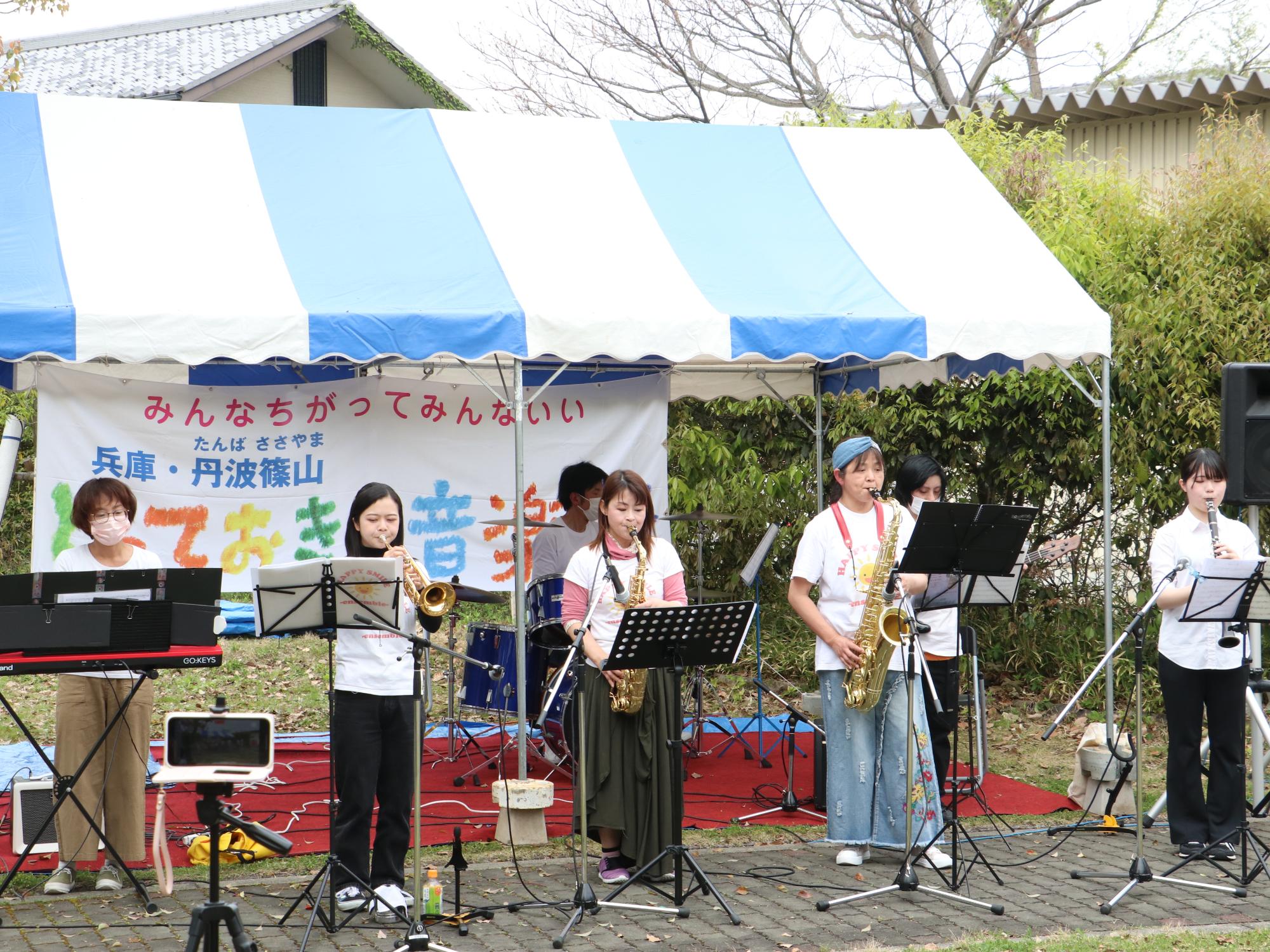 クラリネット、トランペット、アルトサックス、テナーサックスを吹いている