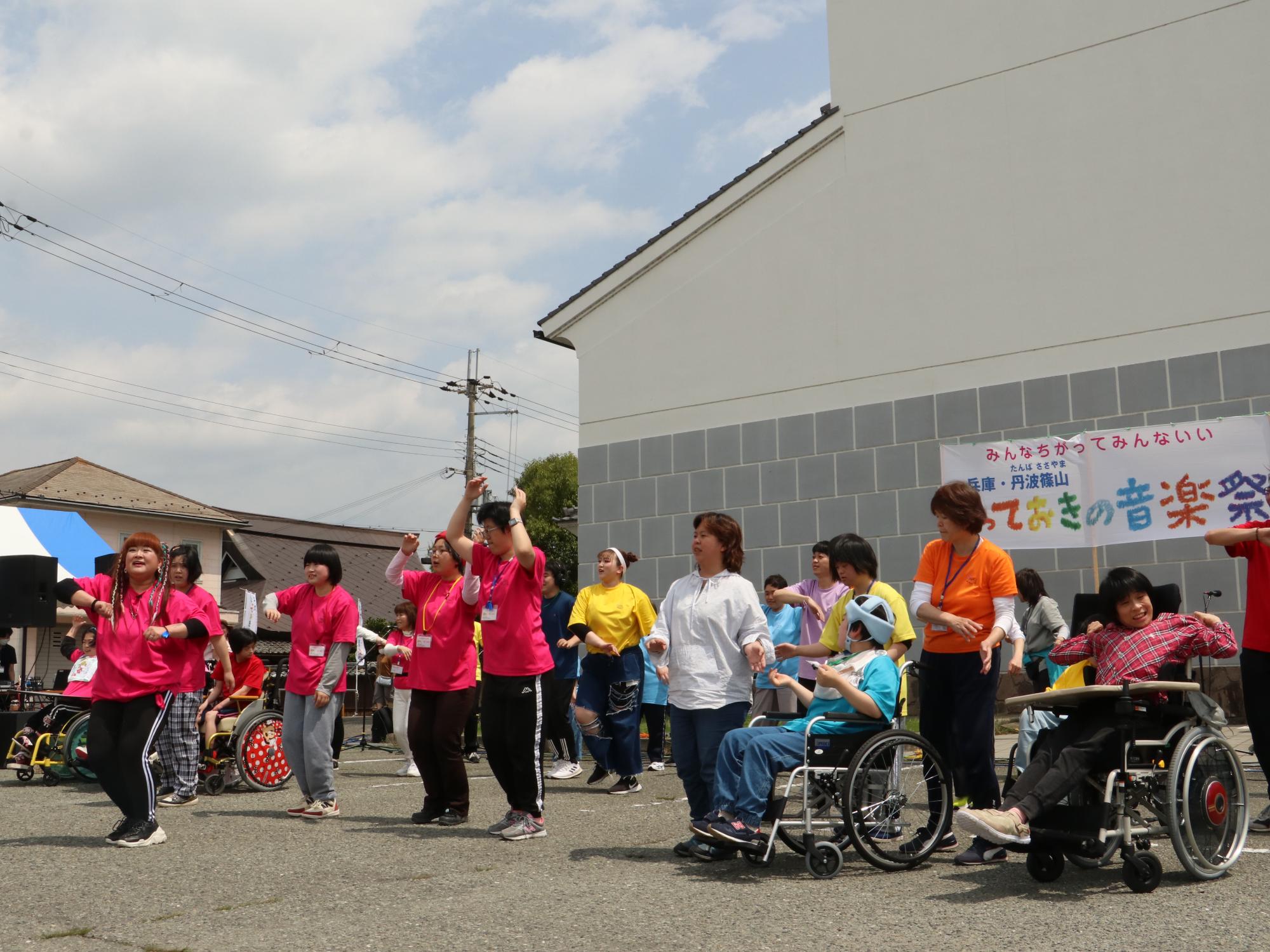 車いすに乗った方もまじって女性数名がダンスしている