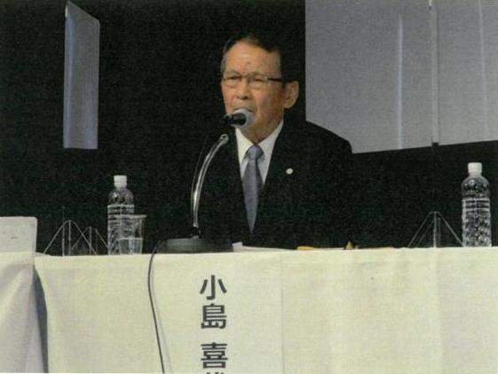 小島さんが舞台上で対談している