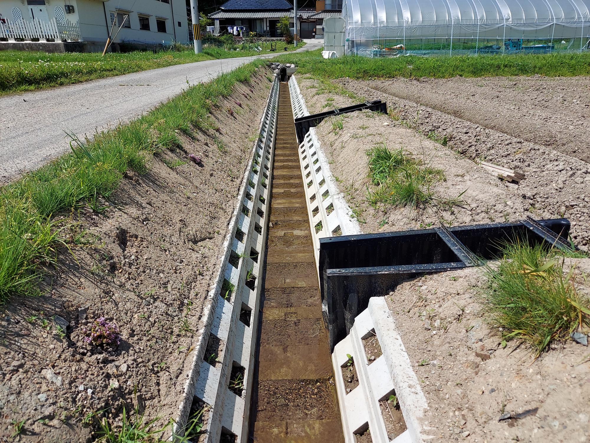 コンクリートの水路の側面に穴が開いている