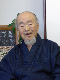 河合雅雄先生が着物を着て笑っておられる