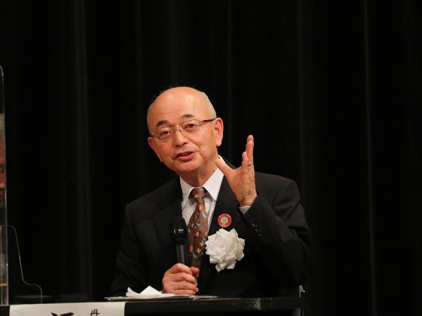 酒井市長がマイクを手に持って話をされている