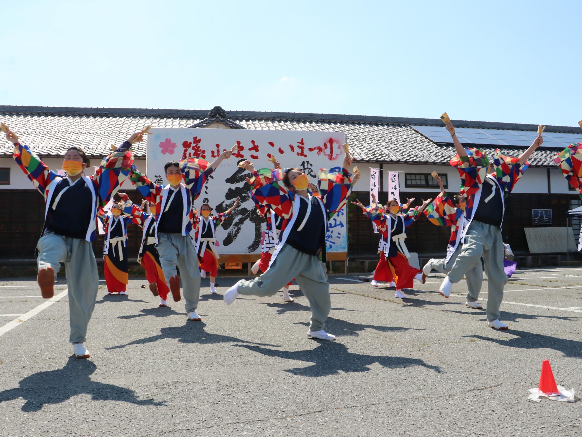 おそろいの衣装を着てよさこいを踊っている