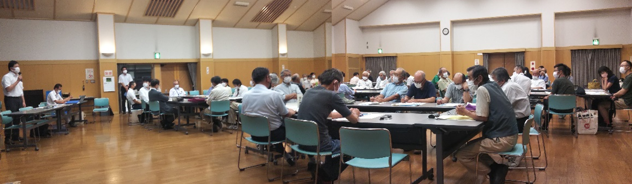 会議室に4つの机の島があり、出席された方が意見を交換している