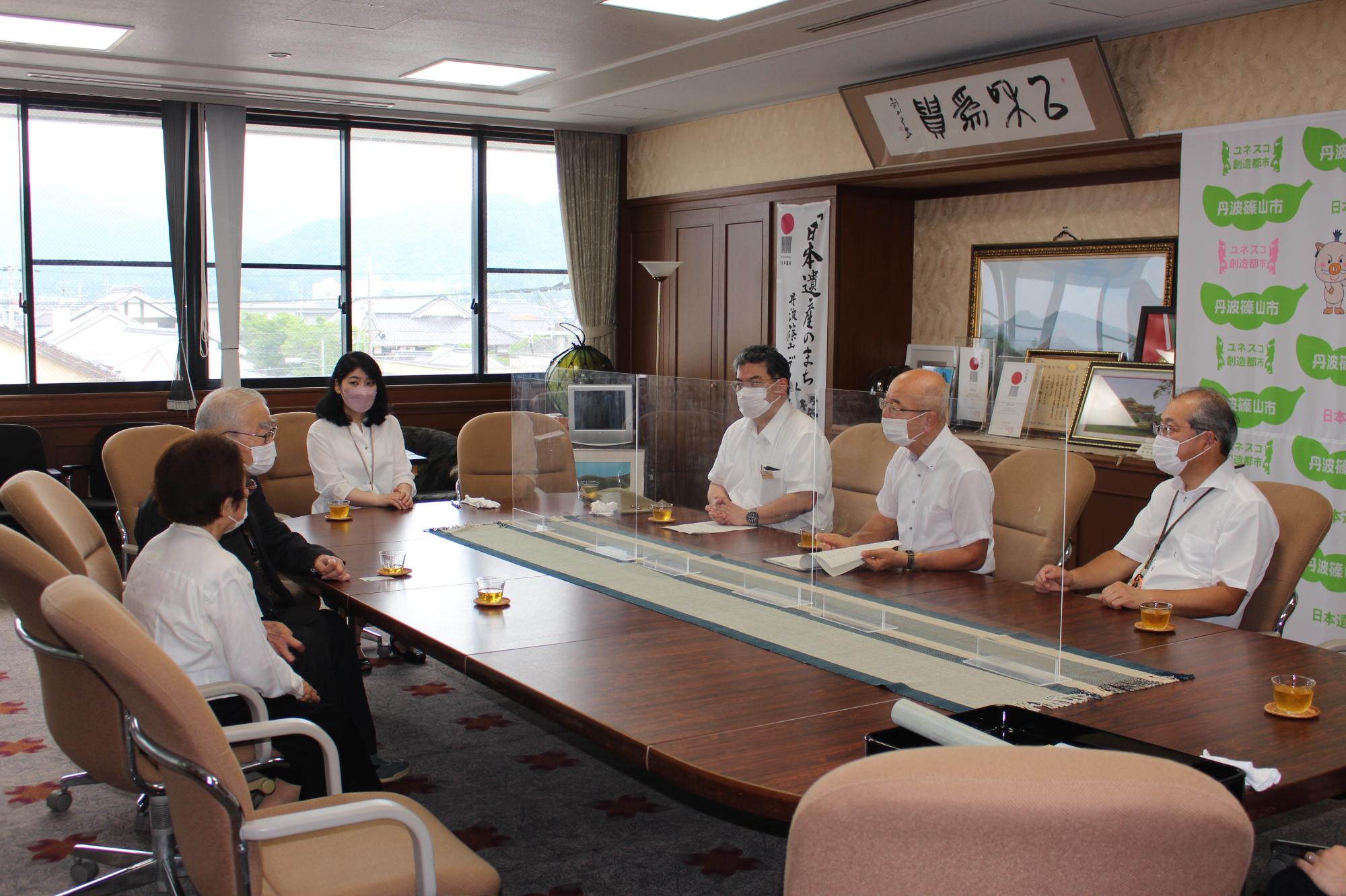 高齢者叙勲を受けられた男性が奥様と一緒にお話をされている