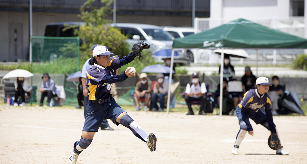 ピッチャーが投げている
