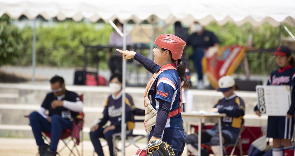 キャッチャーがマスクを外して指示を出している