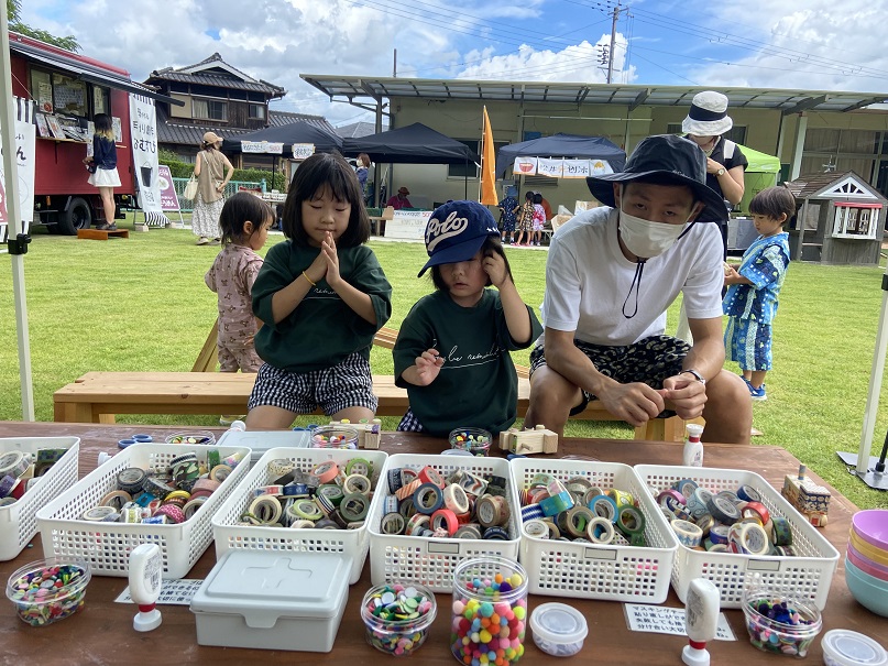 親子連れで、かごいっぱいに入ったマスキングテープを販売している