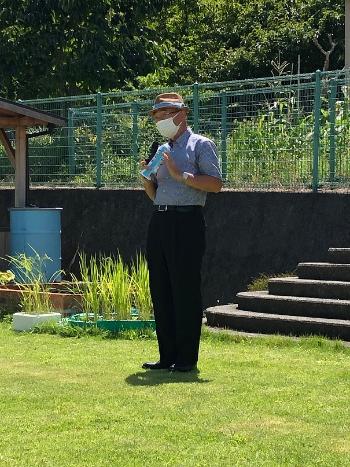 帽子をかぶった市長が庭で挨拶をされている