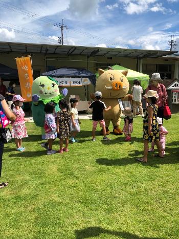 庭でかき氷の屋台が出ていて、まるいの・まめりんのまわりに子ども達が集まっている