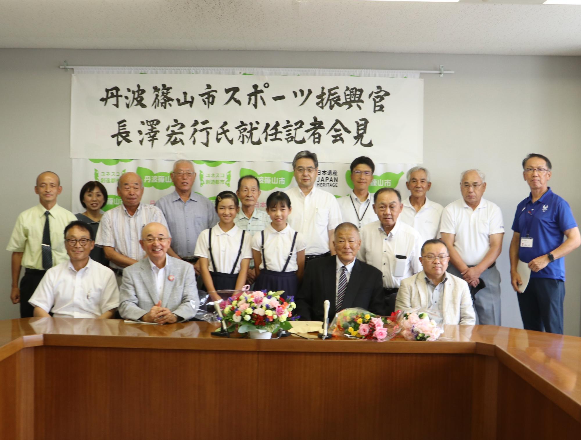 長沢先生、市長、教育長、関係者の皆さんでの記念撮影