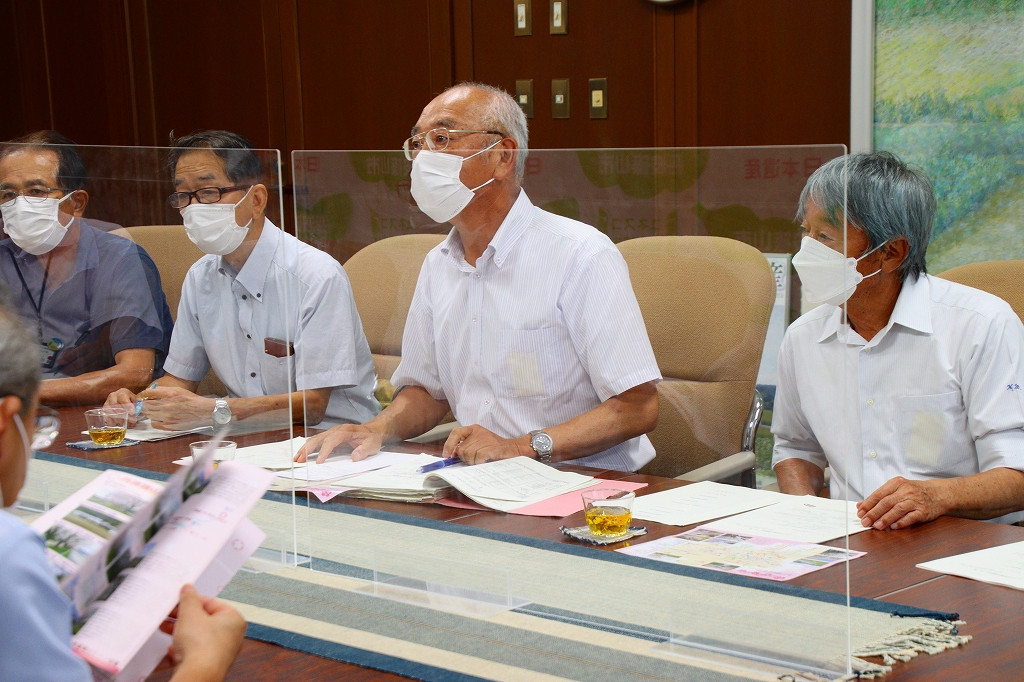 パネル越しに市長と桜協会の役員の方が対談されている。