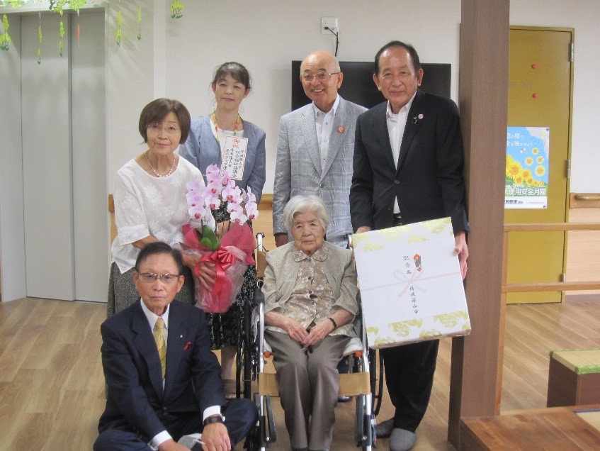 ご長寿の方とご家族、市長、関係者との記念撮影