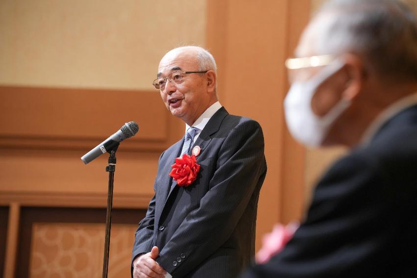 市長がマイクの前で挨拶されている