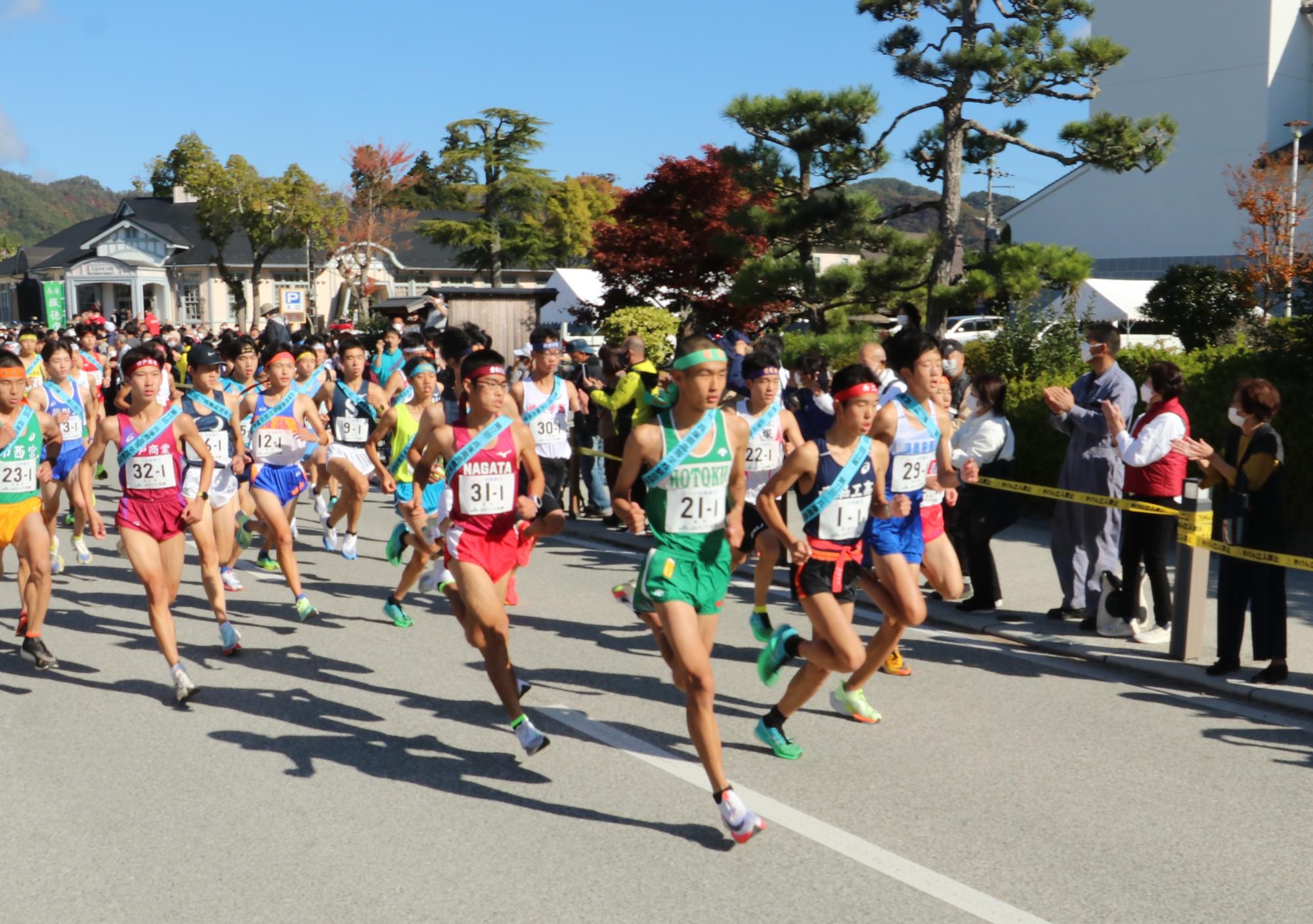 高校駅伝で1区のランナーが一斉にスタートして走り出している
